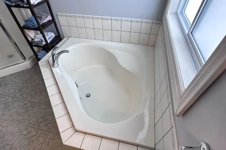 Bathroom renovation: project photo 4 from Lux Con Construction Inc.