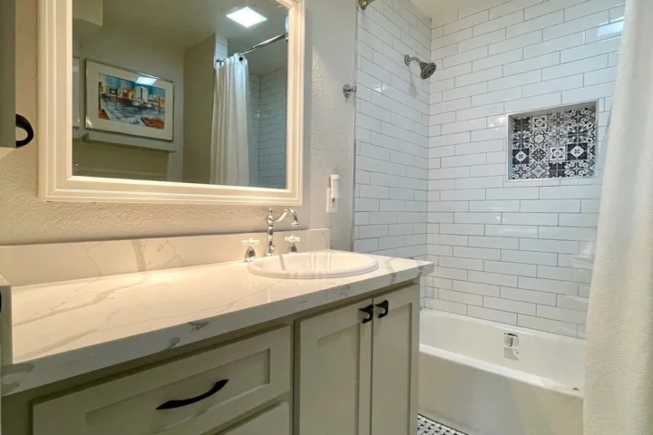 Kitchens and bathrooms project by Lux Con Construction Inc.