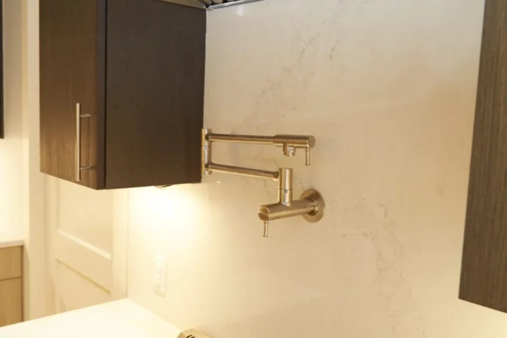 Kitchens and bathrooms project by Lux Con Construction Inc.