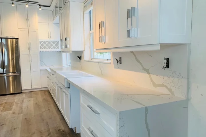 Kitchens and bathrooms project by Lux Con Construction Inc.