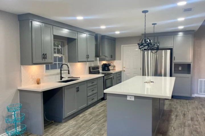 Kitchens and bathrooms project by Lux Con Construction Inc.