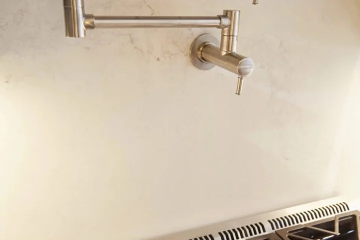 Kitchens and bathrooms project by Lux Con Construction Inc.