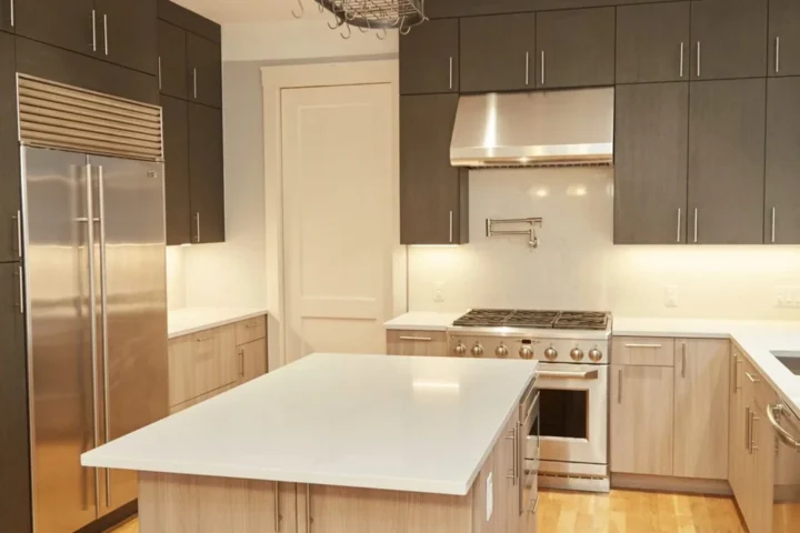 Kitchens and bathrooms project by Lux Con Construction Inc.
