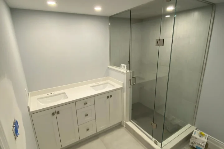 Kitchens and bathrooms project by Lux Con Construction Inc.