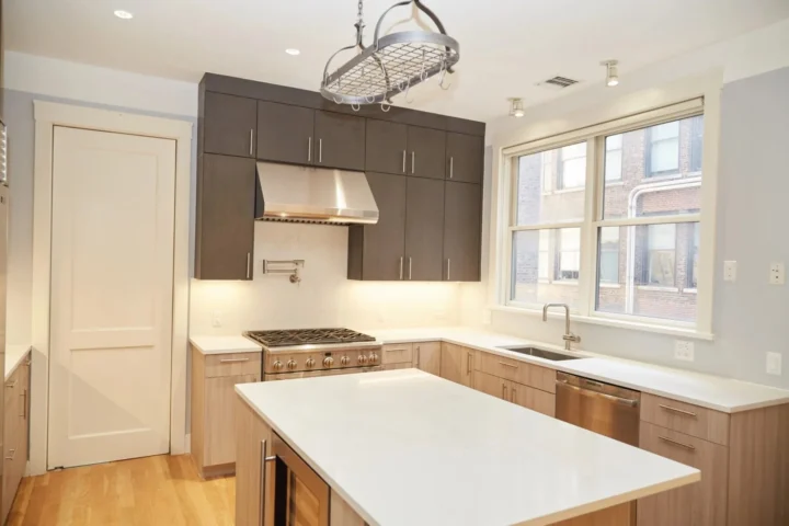 Kitchens and bathrooms project by Lux Con Construction Inc.
