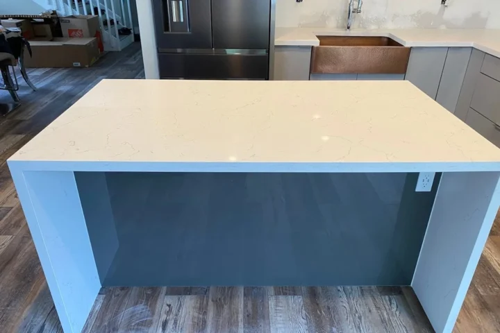 Kitchens and bathrooms project by Lux Con Construction Inc.