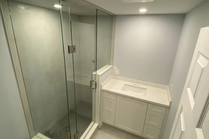 Kitchens and bathrooms project by Lux Con Construction Inc.